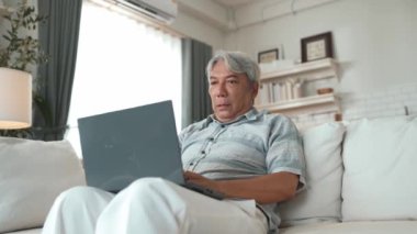 Dizüstü bilgisayardan mali raporlara bakarken koltukta oturan stresli büyükbaba. Gündelik kıyafetleri olan kıdemli bir işadamı, ölü satışlarını kontrol ederken hayal kırıklığına uğramış ve tükenmiş görünüyor. Myrmidon.