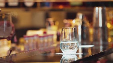 Yakın plan barmen, bar tezgahı lüks Bokeh tasarımı 'nın VIP müşterilerine içki götürmek için buz kalıbındaki taze soda gazını cama dönüştürüyor. Vinosity.