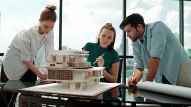 Profesyonel mimar mühendis takımı ev modeli inşaatını analiz etmek için birlikte çalışıyor. Bir grup mühendis ev tasarımı fikrini tartışıyor, paylaşıyor, beyin fırtınası yapıyor. Yaratıcı tasarım. İzleme