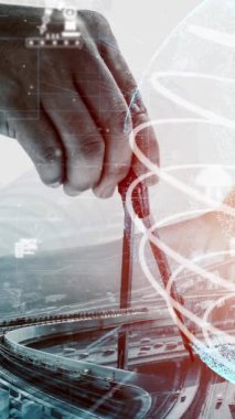 Gelecekteki bina inşaatı ve HUD hologram grafik tasarımı ile yaratıcı mühendislik projesi konsepti. İnşaat mühendisi, mimar ya da inşaat işçisi modern sivil teknoloji ile çalışıyor..