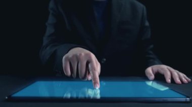 İş adamı iş büyümesi için ölçümleri değerlendirir, genişleme hedefleri koyar. İnovasyon ve strateji 2025 yoluyla sürekli iş büyümesini teşvik etme hakkında görüşler. Kullanıcı Kimliği