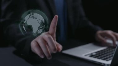 İş adamı, sürdürülebilir büyümeyi destekleyen yeşil stratejiler uyguluyor. Daha sağlıklı bir gezegen için sürdürülebilir, yeşil yeniliklerle işletmelerin nasıl yol açtığını keşfedin. Kullanıcı Kimliği