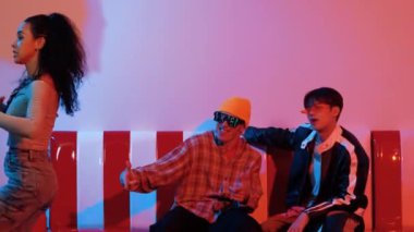 İspanyol dansçıya bakan farklı bir arkadaş sokak dansı yapıyor. Evde ya da partideki performansını destekleyen mutlu bir adam sandalyeye oturmuş gündelik kıyafetleriyle çok kültürlü bir sanatçı. Mutluluk.