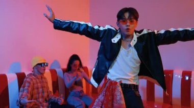 Asyalı bir adam pop müzikle dans ederken, çok kültürlü bir arkadaş evde ışık altında oturuyor. Çekici bir sokak dansçısı kameraya bakarken hip hop müzik dinliyor. Mutluluk.