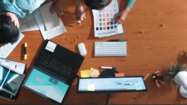 Logo grafikleri tasarlarken akıllı iş adamının renk paletlerini seçmesinin en alt görüntüsü. Akıllı iç tasarımcı tasarımının hava görünümü ve renk paletleri kullanarak renk temasını seçin. Sempozyum.