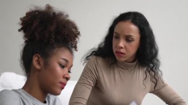 Stresli Afrikalı Amerikalı kadınların kredi kartı borçlarıyla ilgili mali sorunları var. Kötü kişisel para ve ipotek yönetimi krizi kavramını çok önemli ölçüde karşılıyorlar..