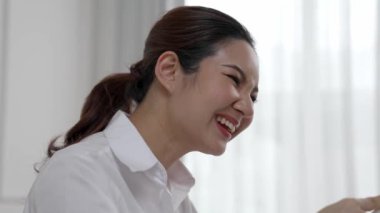 Genç bir kadın internet üzerinden alışveriş yapmak için internet üzerinden internet üzerinden internet üzerinden alışveriş yapıyor. Modern ve konforlu çevrimiçi alımlar güvenli ve uygun alışverişleri sağlar.