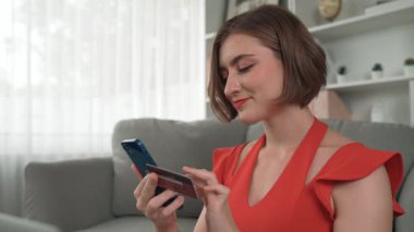 Kadın alışverişi ya da internet pazarında güzellik ürünleri için internet üzerinden ödeme yapmak modern yaşam tarzı olarak kozmetik ürünler ve cüzdan üzerinden çevrimiçi ödeme için prim siber güvenlik yazılımı