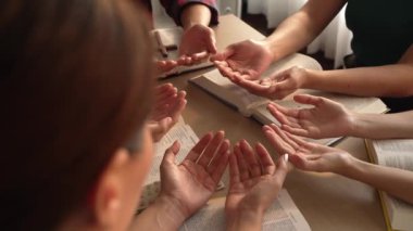 Hristiyan katolik takipçilerle dinsel bağlılık ve maneviyat duygusu doludur. Ağır çekimde Hıristiyan insanlar birlikte dua ederken el ele tutuşup grup duası yapıyorlar. Filizlenen