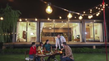 Mutlu aile, gece kutlama partisinde parlayan maytap tutuyor. Sevgili üyemiz birlikte kıvılcım oynamaktan hoşlanıyor. Nesiller arası uçurum için açık hava aktivitesi aile bağını güçlendirir. Uyumsuzluk.