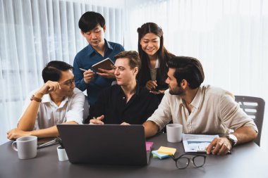 Bir grup farklı ofis çalışanı şirket ofis odasında stratejik iş pazarlama planlamasında birlikte çalışıyor. İş yeri konseptinde pozitif takım çalışması. Tedbirli