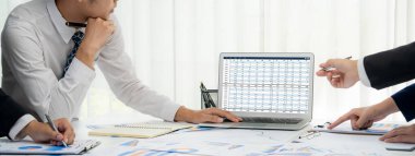 Bilgisayar ekranındaki muhasebe yazılımı finansal hesap tablolarını ve şirket işletmelerinin hesap bakiyesini gösteriyor. Muhasebeciye iyi bir hesap açığı sunuyor.