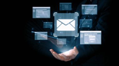 İş adamı e-posta kutusunu kontrol ediyor, daha iyi verimlilik için mesajları düzenliyor ve önceliklerini belirliyor. Etkili iletişim için akıllı e-posta teknikleri öğren. Kullanıcı Kimliği