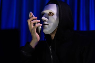 Bilgi işlem sahibini arayıp büyük bir veritabanı ile fidye tehdidinde bulunmasını programlayarak şifreli şifreleme kurmasını ve güvensiz bir mahremiyet sağlamaya çalışmasını söyleyen isimsiz beyaz suçlu maskesi. Bireysel.