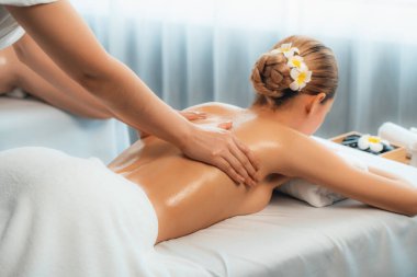 Kafkas çift müşterisi stres önleyici spa masajının keyfini çıkarıyor ve lüks otel veya oteldeki gündüz açık hava ortamında güzellik teniyle eğleniyor. Sessiz.
