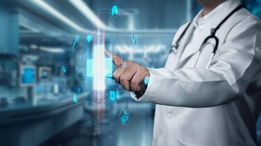 Doktorun tıbbi holograma bakıp işaret etmesine ve teknolojik yenilikler kullanarak hasta semptomlarını teşhis etmeye hazırlanmasına yakın durun. Holografik. Doktor tıbbi haç simgesini seçiyor. İyileştirici.