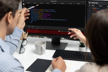 Uygulama ve program kodlaması için bilgisayar ekranında yazılım geliştirme programlama