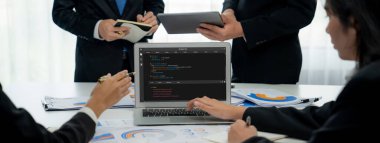 Uygulama ve program kodlaması için bilgisayar ekranında yazılım geliştirme programlama