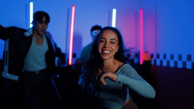 Kameranın önünde dans eden yetenekli break dansçı farklı arkadaşları pop ya da hip hop müziği dinlemek için arkada dans ediyor. Çekici performans ekibi kameraya doğru hareketli hareketler sergiliyor. Mutluluk.
