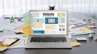 İş fikri için yaratıcı ve analitik beyin fırtınası için yapışkan bir not ve dizüstü bilgisayarında BI veri paneli var. Pazarlama stratejisi için finansal veri görselleştirme teknolojisini analiz et. Dahi.