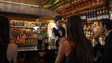 Dumanlı, klasik kokteyl içmiş çift ile VIP müşterilere özel içki servisi yapmak güzel kokuyor. İçki tezgahının lüks barında akıllı barmenlerin açtığı viski kokteyli. Vinosity.