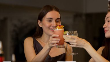 Paloma kokteyli içen güzel bir kadın barmenden vişne ve limonla pürüzsüz bir içecek hazırladı. Yanında da elinde Margarita bardağı ve ferahlatıcı bir içecek vardı. Vinosity.