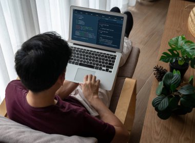 Model uygulama ve program kodlaması için bilgisayar ekranında yazılım geliştirme programlama