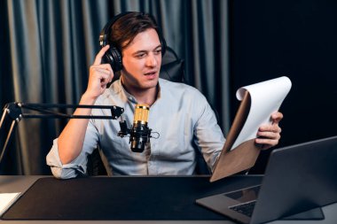 Akıllı yayıncının sunucu kanalı, canlı sosyal medyada canlı yayında konuşma programı ile birlikte modern stüdyoda, kayıt cihazıyla dinleyiciye senaryo okumaktadır. Bireysel.