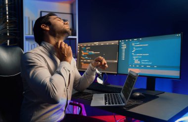 BT geliştiricisi, yazılım kodlama sistemindeki problemi çözmek için vücut esnetme, programcı kavramı neon ışık ofisinde online web sitesi veritabanı üzerinde fazla çalışmaktan yargılanıyor. Tahmin et..