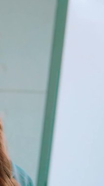 Ofiste çalışan kulaklık takan işadamları uzak müşteri ya da meslektaşlarını desteklemek için çalışıyorlar. Arama merkezi, tele pazarlama, müşteri destek acentesi telefon görüşmesinde hizmet sunar.