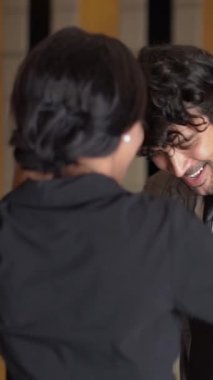 Erkekler ve kadınlar müzik festivalinin tadını çıkarırken disko kulübünde mutlu bir şekilde dans ediyorlar..