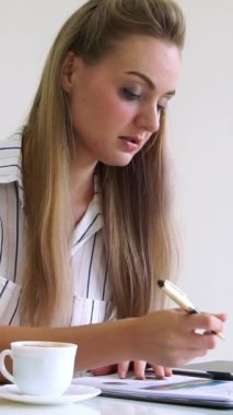 Modern ofiste çalışan sarışın bir iş kadını. İş konsepti.