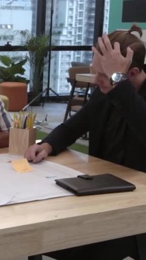 Yaratıcı iş adamları modern işyerindeki ofis masasında sohbet ediyorlar. Şirket uluslararası iş kavramı.