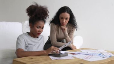 Stresli Afrikalı Amerikalı kadınların kredi kartı borçlarıyla ilgili mali sorunları var. Kötü kişisel para ve ipotek yönetimi krizi kavramını çok önemli ölçüde karşılıyorlar..