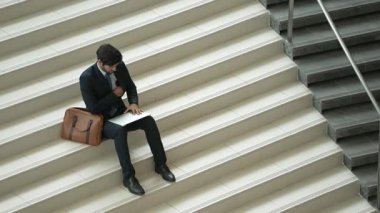 Üst düzey bir iş adamı merdivenlerde otururken başarılı bir projeyi kutluyor. Proje yöneticisi yeni bir pozisyon alıyor, terfi alıyor, arkadaşlarını ararken dizüstü bilgisayar kullanarak satışları artıyor. Sevinçli..