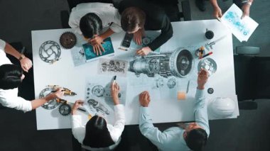 Türbin motor tasarımını gösteren ve hakkında konuşan yetenekli mühendisin en alt görüşü. Yetenekli tasarımcı veya teknisyen grubunun hava görüşü elektronik jeneratör inşaatını açıklıyor. Hizalama.