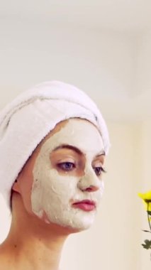 Sağlık kaplıcasında yüz estetiği tedavisi gören güzel bir kadın. Yaşlanma önleyici, yüz bakımı ve lüks yaşam tarzı konsepti.