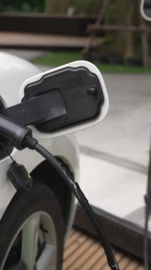 Elektrikli araba parkı ve şarj istasyonunun yanında şarj edilen enerji konseptinin sürdürülebilirliği. Çevresel koruma için yenilenebilir enerji tarafından kullanılan elektrikli araç.