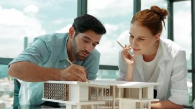 Yetenekli mimar mühendis takımı ev modeli inşaatı hakkında konuşuyor. Başarılı iç tasarım beyin fırtınası, paylaşım, mimari tasarım. Yaratıcı tasarım. İzleme