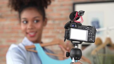 Arka plan görüntüsü, kamera ekran kaydedicisi kadın nüfuzcusu canlı yayın video görüntüsü görüntüleme kritik sosyal medya ya da blog 'u gizliyor. İnternetteki pazarlama yayını için giysi stüdyosu ışıklandırması olan kız.