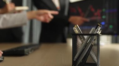 Menkul kıymetler borsası pazarlamasını inceleyen borsa yatırımcıları, zarar ve kazanç için mum bar fiyatlarını analiz eden monitörlere bakıyor. Filizlenen