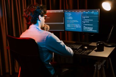 Uygulama pc ekranları ile çevrili çevrimiçi yazılım geliştirme bilgilerini yoğunlaştıran IT geliştiricisi, neon modern ofis evindeki web sitesinde yazılım için program yaratıyor. Toplayıcı.