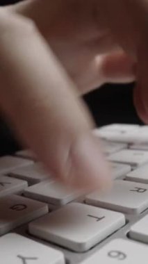 Bilgisayar klavyesinde parmaklarıyla daktilo eden hızlandırılmış yakın çekim adam. Makro yumuşak odaklı bebek çekimi. Bilgisayar programlama, metin sohbeti çevrimiçi mesajlaşma ve çevrimiçi pazarlama işi hiper hız kavramı.