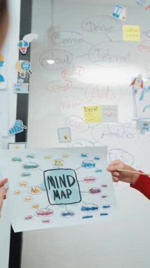 Akıllı yönetici yaratıcı iş toplantısında elini kaldırıyor ve soru soruyor. Bu arada genç beyaz, güzel iş kadını kendinden emin bir şekilde cevap veriyor. Takım çalışması, beyin fırtınası, tartışma. Tertemiz..