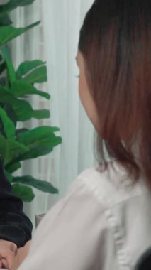 Profesyonel İnsan Kaynakları müdürüyle genç ve hevesli bir görüşme. Başvuru sahiplerini inceleyen işveren, iş görüşmesine hazırlanmak üzere işe devam ediyor.