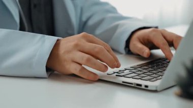 Hastane masasında birlikte çalışan ve tıbbi tedavi planlayan çeşitli profesyonel sağlık görevlileri. Takım çalışması başarılı hastalıklara ve hastalıklara yol açar. Ağır çekim. Katı.