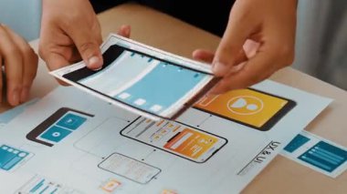 Mobil uygulama ya da web sitesi için kullanıcı arayüzü prototipi planlayan şirket çalışanlarının panorama videosu. UX UI tasarım beyin fırtınası kullanıcı dostu arayüz planı tasarlıyor. Sinerjik