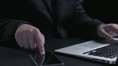 İş adamı B2B peyzajında geziniyor, iş-iş bağlantılarını geliştirmek için kullanım teknolojisi kullanıyor. B2B etkileşimini yeniden şekillendiren keşifler, iş-iş stratejilerinde yenilikleri yönlendiren araçlar. Kullanıcı Kimliği