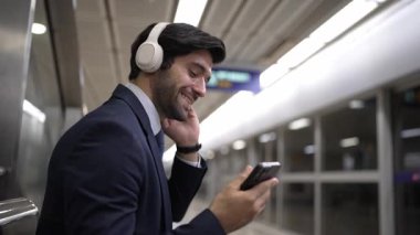 Tren istasyonunda geçmişi bulanık bir şekilde beklerken kulaklıkla müzik dinleyen zeki bir iş adamı. Yetenekli proje yöneticisi cep telefonu tutarken dinlenme sesi dinlemeyi sever. Sevinçli..