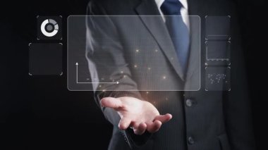 İş adamı, tahminsel büyük veri modellerinden gerçek zamanlı analizlere uzanan eğilimleri ve görüşleri ortaya çıkarmak için veri analizlerini derinlemesine inceleyerek, veri güdümlü kararların analitik endüstrileri UUID 'ye nasıl yönlendireceğini öğrenir